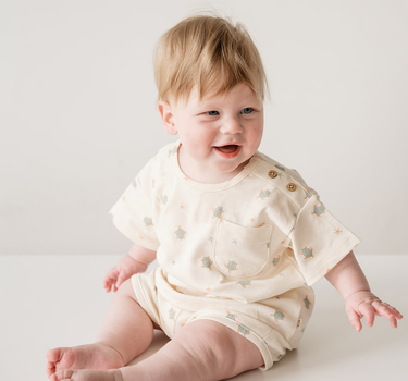 Baby in turtles print tee