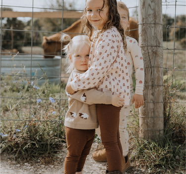 Little girl wearing organic cotton modal leggings in cappuccino brown. 