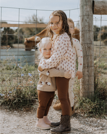 Little girl wearing organic cotton modal leggings in cappuccino brown. 